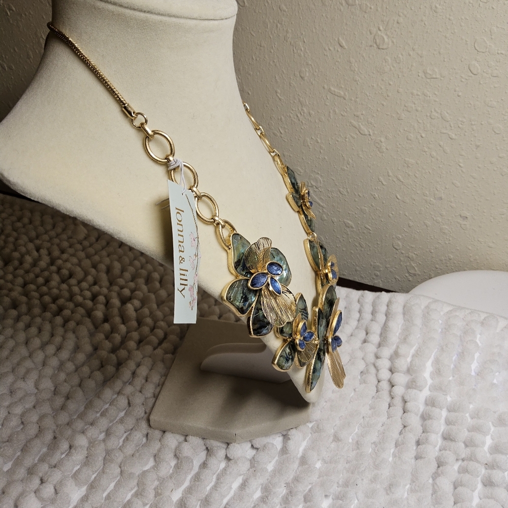 Flower Necklace - Picture 6 of 7